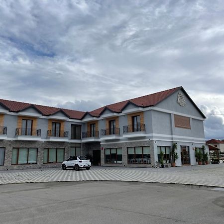 House Of Horses Shtepia E Kuajve Hotel Korce Bagian luar foto