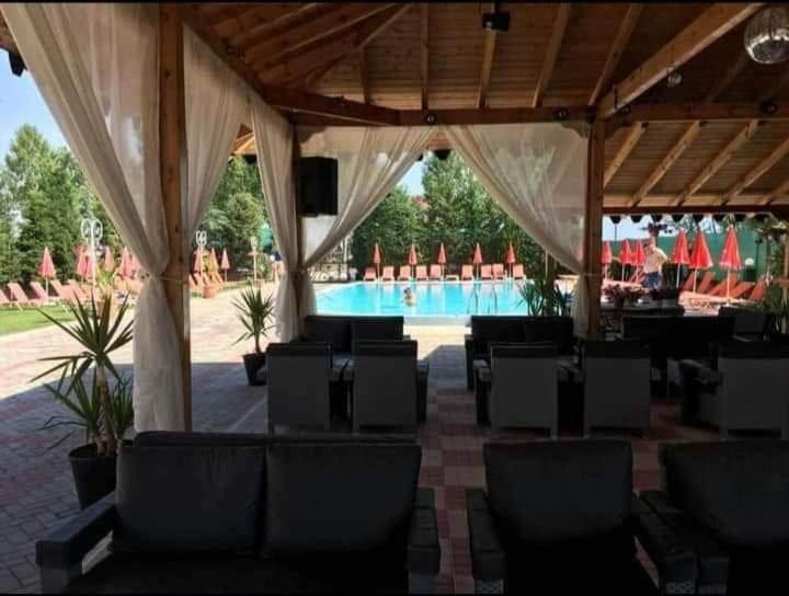 House Of Horses Shtepia E Kuajve Hotel Korce Bagian luar foto