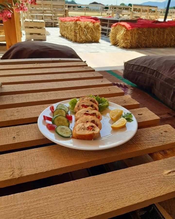 House Of Horses Shtepia E Kuajve Hotel Korce Bagian luar foto
