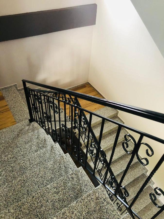 House Of Horses Shtepia E Kuajve Hotel Korce Bagian luar foto