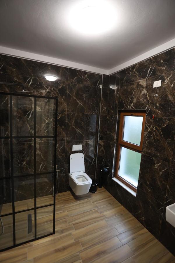 House Of Horses Shtepia E Kuajve Hotel Korce Bagian luar foto