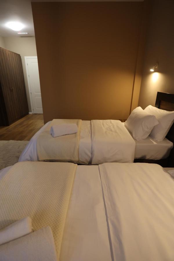 House Of Horses Shtepia E Kuajve Hotel Korce Bagian luar foto