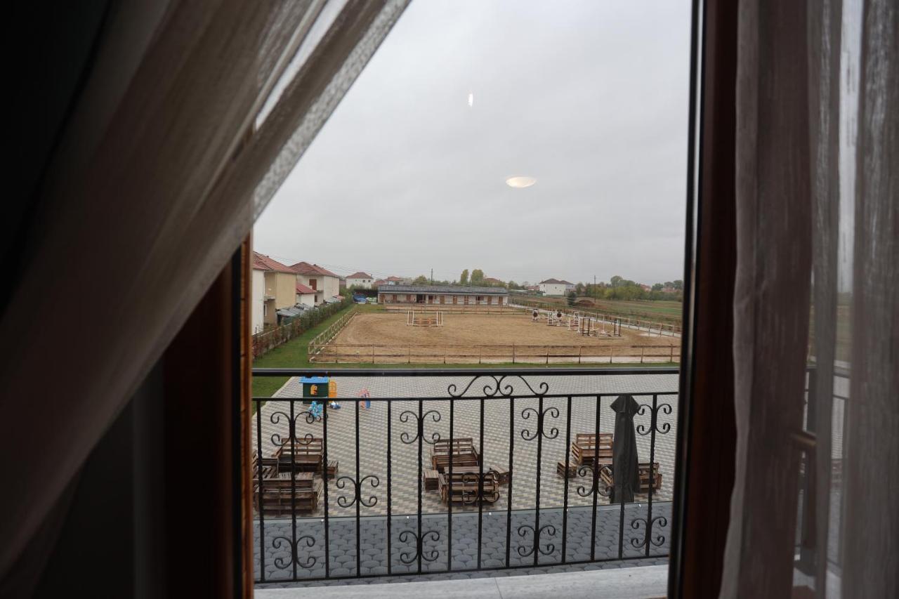 House Of Horses Shtepia E Kuajve Hotel Korce Bagian luar foto