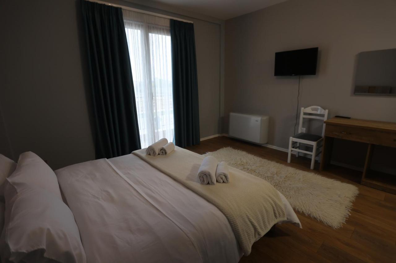 House Of Horses Shtepia E Kuajve Hotel Korce Bagian luar foto