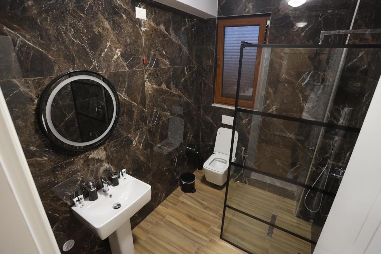 House Of Horses Shtepia E Kuajve Hotel Korce Bagian luar foto