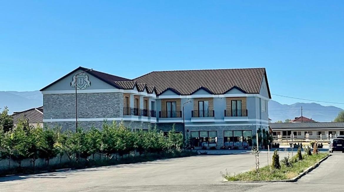 House Of Horses Shtepia E Kuajve Hotel Korce Bagian luar foto