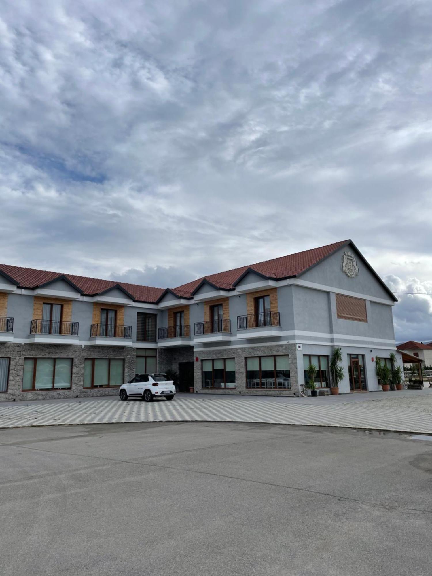 House Of Horses Shtepia E Kuajve Hotel Korce Bagian luar foto